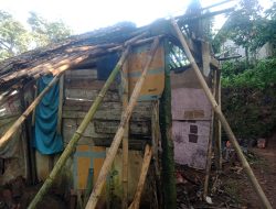 Derita Hidup 4 Anak Yatim Piatu Yang Hidup Di Rumah Tidak Layak Huni Di Desa Punggelan Banjarnegara, Kamana Pemerintah?